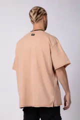 Remeron de algodón rústico con efecto de lavado gastado, corte oversize, cuello redondo y mangas cortas con terminaciones al corte.