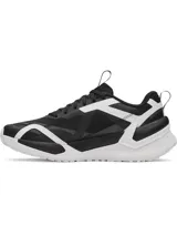Championes de entrenamiento Under Armour Reign XT para mujer, con diseño en color negro y blanco. Presentan una parte superior de malla ligera con estructura de TPU para mayor sujeción, entresuela UA HOVR de doble densidad para amortiguación y tecnología UA TriBase para maximizar el contacto con el suelo y mejorar la estabilidad.