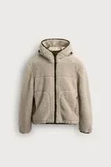 Cazadora relaxed fit de efecto borreguillo en color beige, con interior forrado en tejido técnico en contraste verde militar. Cuenta con capucha ajustable, cuello subido, cierre frontal de cremallera y bolsillos laterales.