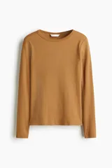 Remera entallada de punto de algodón acanalado color tostado, con manga larga y cuello redondo.
