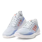 Championes de running Adidas Fluidflow 2.0, confeccionados en tejido textil transpirable en tonos celestes con las icónicas tres tiras laterales en color naranja. Presentan una mediasuela blanca de amortiguación suave y cierre con cordones.