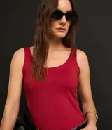 Blusa musculosa color gris claro, con escote en U y breteles anchos. Confeccionada en poliamida y poliéster.