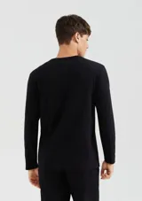 Remera básica de manga larga en color azul oscuro, con cuello redondo y corte recto.