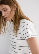 Remera de algodón con diseño de rayas horizontales, corte recto, cuello redondo y manga corta.