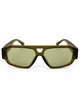Lentes de sol con armazón geométrico de acetato translúcido en tono verde oliva y puente doble, con cristales tintados en tono verdoso.