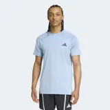 Remera deportiva Adidas de entrenamiento, color celeste claro, con corte ajustado, cuello redondo y mangas raglán. Presenta un pequeño logo de Adidas en color gris oscuro en el pecho.