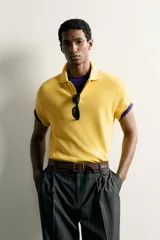 Sudadera polo regular fit de manga corta color mostaza, confeccionada en tejido con mezcla de algodón e interior de rizo, con cuello solapa y cierre frontal de botonadura.
