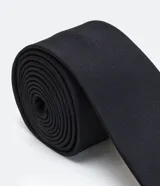 Corbata masculina modelo slim, confeccionada en tejido de satén liso de acabado satinado.