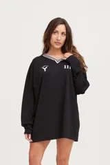 Camiseta negra oversize de manga larga con cuello en V blanco y logo en el pecho.