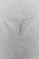 Top corto blanco confeccionado en mezcla de algodón, con escote redondo pronunciado con pequeña abertura central y manga corta estilo casquillo.