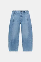 Jeans de tiro medio con pernera holgada tipo barrel que se estrecha hacia el tobillo, acabado con bajo sin costura, bolsillos delanteros y bolsillos de plastrón en la espalda. Cierre frontal con cremallera y botón.