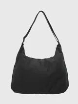 Bolso tipo hobo de diseño funcional, color negro, con compartimento especial para transportar mat de yoga mediante cierres laterales. Confeccionado en poliéster, cuenta con correa de hombro integrada y logo minimalista en el frente.