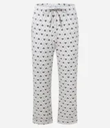 Pijama estilo americano de dos piezas confeccionado en plush. Incluye camisa de manga larga con cuello solapa y cierre frontal de botones, y pantalón largo con cintura elástica y cordón ajustable. Presenta un estampado geométrico de corazones sobre fondo claro.