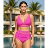 Conjunto de bikini azul de dos piezas, compuesto por un corpiño estilo triángulo con detalles de transparencia y una bombacha de tiro alto con fruncidos laterales y detalles translúcidos.