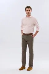 Pantalon azul marino de corte ajustado, con trabillas para cinturón y bolsillos laterales, confeccionado en tejido liviano con elasticidad.
