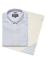 Camisa de manga larga RKF modelo Wf Pb, color celeste con diseño a rayas finas blancas. Cuenta con cuello americano abotonado, cierre frontal de botones, bolsillo en el pecho con logo bordado y calce regular.