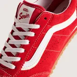 Championes Vans modelo Super Lowpro de perfil bajo, confeccionados en gamuza color rojo con detalles en blanco. Presentan el diseño clásico Sidestripe en los laterales, perforaciones decorativas y suela de caucho con diseño Waffle.
