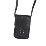 Bandolera tipo porta celular color marrón con textura croco y correa regulable.