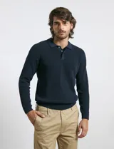 Remera de punto tipo polo con textura waffle, color verde petróleo, de manga larga y cuello con cierre de botones.