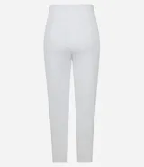 Pantalón de sastrería estilo carrot color blanco, de tiro alto, con trabillas en la cintura y cierre frontal de cremallera y botón.