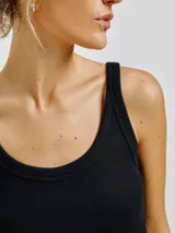 Top corto de tela acanalada color marrón, de corte ajustado y escote redondeado.