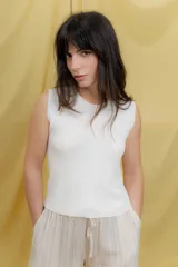 Musculosa color beige de tejido de punto suave, corte recto y escote redondo.