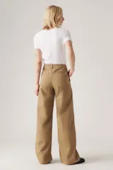 Pantalón chino color beige de corte ancho, con bolsillos laterales y traseros.