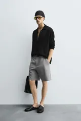 Bermuda de corte regular fit, confeccionada en una mezcla de algodón y lino. Presenta bolsillos laterales, bolsillos traseros de plastrón y cierre frontal con cremallera y botón.