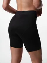 Short modelante de tiro alto confeccionado en microfibra, con diseño de ajuste cómodo y borde antideslizante. Cuenta con fundillo de algodón para mayor frescura.