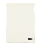 Bufanda de punto color blanco crema, con diseño liso y etiqueta de la marca Jack & Jones en uno de los extremos.