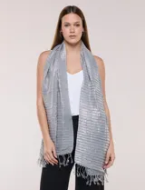 Pashmina gris metalizada de caída fluida, con hilos que crean un patrón de líneas horizontales y flecos finos en los extremos.