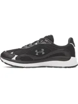 Championes Under Armour Tech Runner de color negro con suela blanca y detalles en gris. Presentan una parte superior de malla transpirable con superposiciones de cuero y gamuza, entresuela de EVA acolchada y el logotipo de la marca en el lateral.