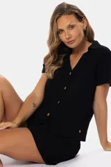 Short de lino negro con media cintura elastizada y bolsillos laterales.
