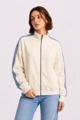 Campera de algodón con cierre frontal, cuello alto y diseño de bloques de color con franjas laterales en tono azul.