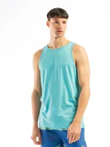 Musculosa de corte clásico confeccionada en algodón, con cuello redondo y sisas amplias, ideal para uso diario.