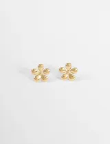 Caravanas tipo broquel con diseño de flor de cinco pétalos, fabricadas en acero quirúrgico con acabado dorado.