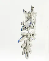 Aros colgantes hechos a mano con cristales Swarovski verdes y celestes, engarzados en bronce con baño de plata. Se ajustan con clip.