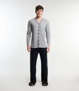 Conjunto de pijama masculino compuesto por una camisa de manga larga con cuello en V, cierre frontal abotonado con ribete en contraste, y pantalón largo con cintura elástica.