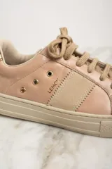 Zapatillas bajas Lemon Jelly color rosa pálido, confeccionadas en cuero con detalles en gamuza color beige y aplique de cuero con textura de reptil en el talón.