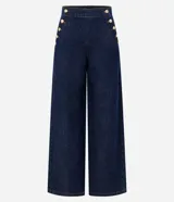 Pantalón wide leg de jean azul oscuro, de talle alto con calce amplio y detalles de botones dorados en el lateral frontal.