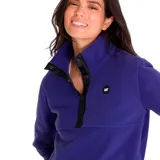 Buzo polar azul con cuello alto y cierre de botones a presión. Tiene un bolsillo tipo canguro y logo de Caterpillar bordado en el pecho. Los puños y el dobladillo son elásticos.