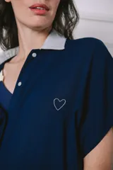 Camisa maternal de viscosa suave y liviana, con estampado de rayas verticales amarillas y blancas. Presenta cuello camisero, mangas cortas y bolsillos prácticos.