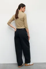 Pantalón de jean negro de corte ancho tipo boyfriend, tiro alto y confeccionado en algodón.