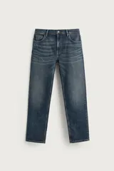 Jeans slim fit de color negro para hombre, con tiro medio, diseño de cinco bolsillos y cierre frontal con cremallera y botón.