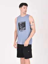 Musculosa blanca de algodón con estampado de un esqueleto surfeando en la playa.