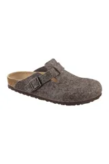 Zueco Birkenstock Boston de fieltro de lana color marrón, con plantilla anatómica de corcho-látex y hebilla metálica ajustable.