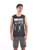 Musculosa negra con estampado de una ciudad y texto en blanco.