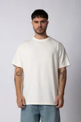 Remera básica de corte regular, confeccionada en algodón de alta calidad con cuello redondo reforzado y mangas cortas.