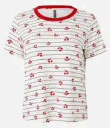 Blusa de pijama de manga corta, corte holgado, con cuello redondo ribeteado en rojo. El tejido es de viscosa con estampado de rayas finas horizontales y pequeños motivos de cerezas en color rojo.
