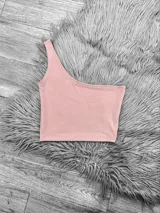 Top rosado de un solo hombro, corte ajustado.